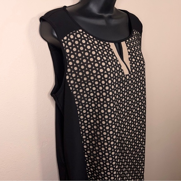 Petite Large Dressbarn Black Ivory Mesh Lace Front Sleeveless Top Keyhole Neck - Picture 4 of 13